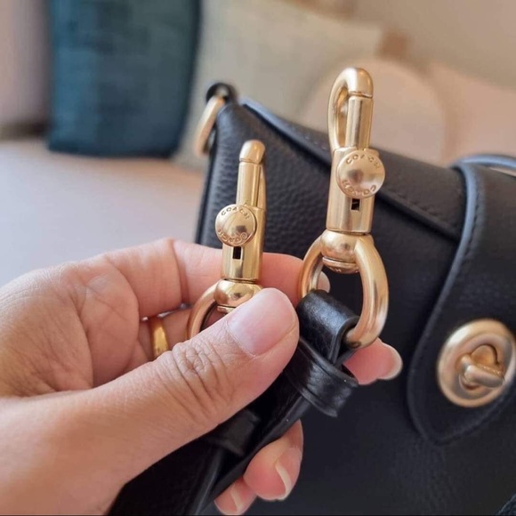 COACH Addie Crossbody 🌸🌹🌺 - Picture 5 of 6